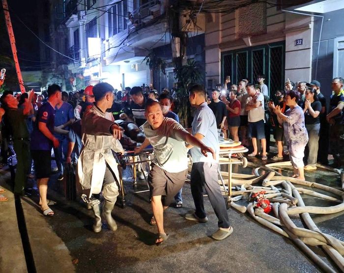 Cứu 5 người trong đám cháy xảy ra tại phường Hồng Hà. Ảnh: Bảo Hân