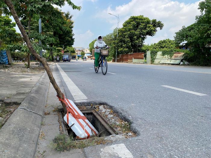 Những hố sâu nằm dưới lòng đường tiềm ẩn nguy cơ mất an toàn. Ảnh: PV