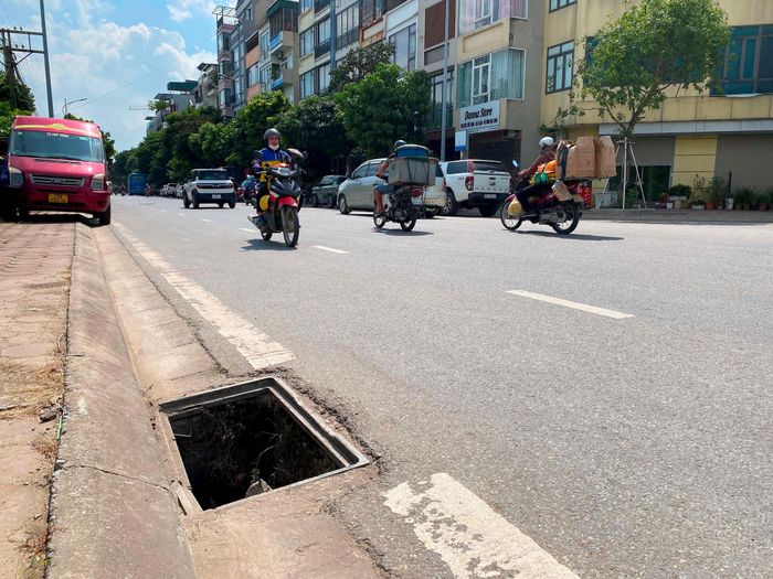 Hố ga không có nắp đậy trên phố Nguyễn Thời Trung. Ảnh: PV