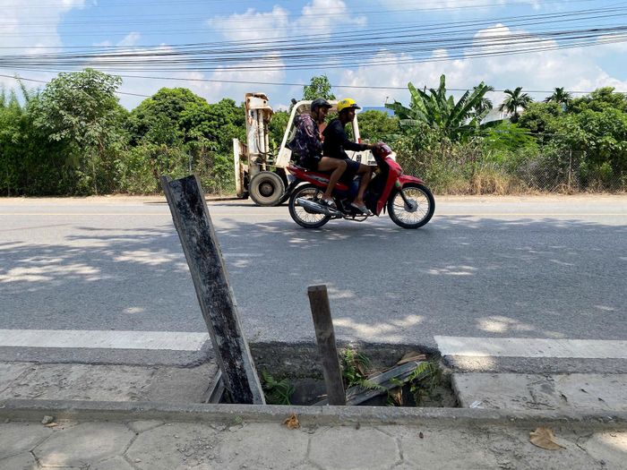 Người dân dùng các vật dụng để cảnh báo nguy hiểm tại các hố ga. Ảnh: PV