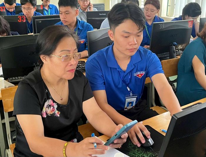 Xã Gia Lâm tổ chức bồi dưỡng kỹ năng ứng dụng công nghệ số phục vụ công tác cho đội ngũ bí thư chi bộ các thôn, tổ dân phố trên địa bàn. Ảnh: H.A