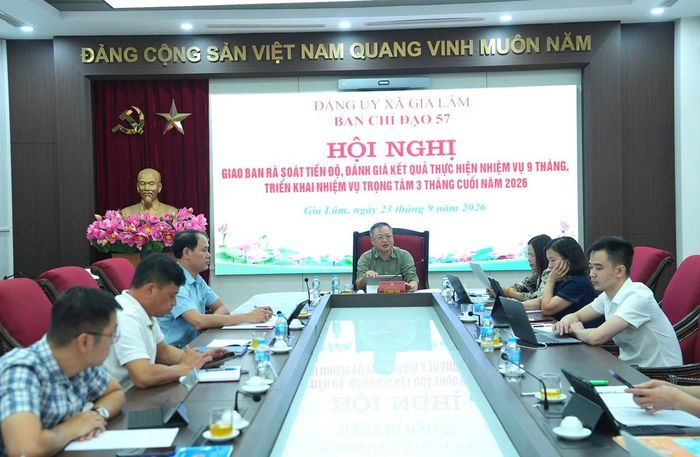 Bí thư Đảng ủy xã Gia Lâm Lê Ngọc Anh chủ trì hội nghị giao ban đánh giá kết quả thực hiện Nghị quyết số 57-NQ/TW 9 tháng năm 2026. Ảnh: H.A