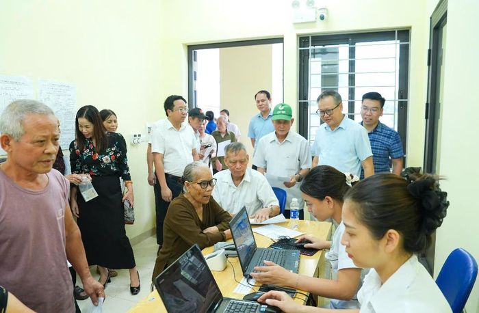 Bí thư Đảng ủy xã Gia Lâm Lê Ngọc Anh kiểm tra công tác hướng dẫn người dân cập nhật dữ liệu số. Ảnh: H.A