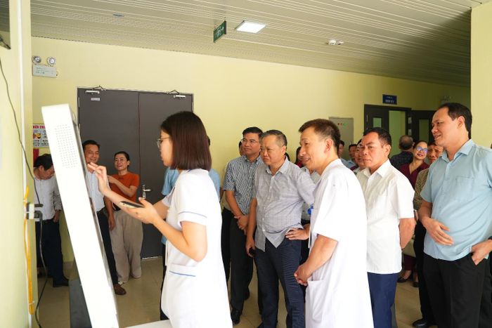 Lãnh đạo xã Gia Lâm thăm quan trải nghiệm mô hình trạm y tế số. Ảnh: H.A