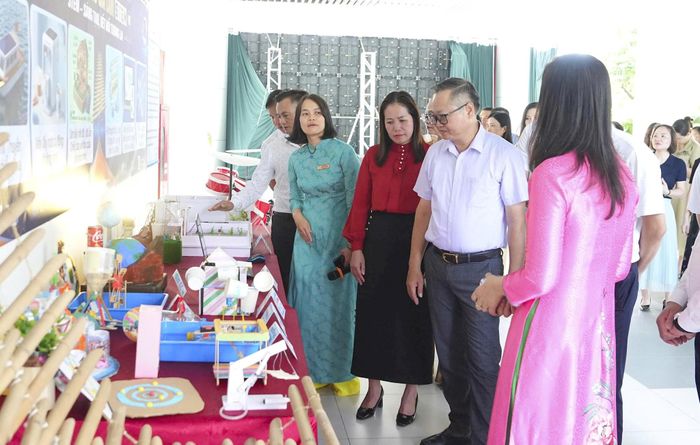 Lãnh đạo xã Gia Lâm tham quan, trải nghiệm không gian trường học số tại Trường THCS Gia Lâm. Ảnh: H.A