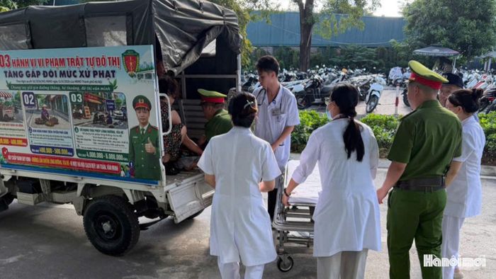 Nạn nhân được đưa đi cấp cứu ban đầu tại Bệnh viện Giao thông vận tải. Ảnh: Công an phường Giảng Võ.
