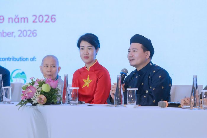 Các diễn giả tham gia hội thảo ngày 30-9. Từ phải sang: Ông Nguyễn Đức Tiến, thủ nhang đình Đông Thành, phường Hoàn Kiếm (Hà Nội); nhà thiết kế Nguyễn Thị Nga (Coco); ni sư Thích Nữ Hạnh Tâm, Giảng viên cao cấp, Viện Trần Nhân Tông, Đại học Quốc gia Hà Nội. Ảnh: Khánh Huy
