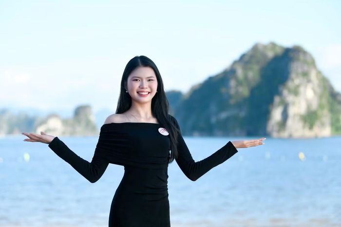 Phạm Lê Ái Linh và Mai Thị Yến Nhi thích thú ghi lại bức ảnh kỷ niệm ở biển Vân Đồn. Đây đều là lần đầu hai cô gái đặt chân đến nơi đây.