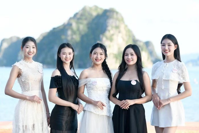Sau hành trình qua nhiều vùng miền, Vân Đồn đem đến trải nghiệm khác cho thí sinh Hoa hậu Việt Nam 2026. Nếu Hà Nội gắn với không gian đô thị, Tây Bắc tạo dấu ấn bằng núi rừng và văn hóa độc đáo của các dân tộc, Hải Phòng mang màu sắc thành phố biển, thì Vân Đồn mở ra một không gian biển đảo rộng lớn, khoáng đạt và có nhịp sống chậm, yên bình hơn.