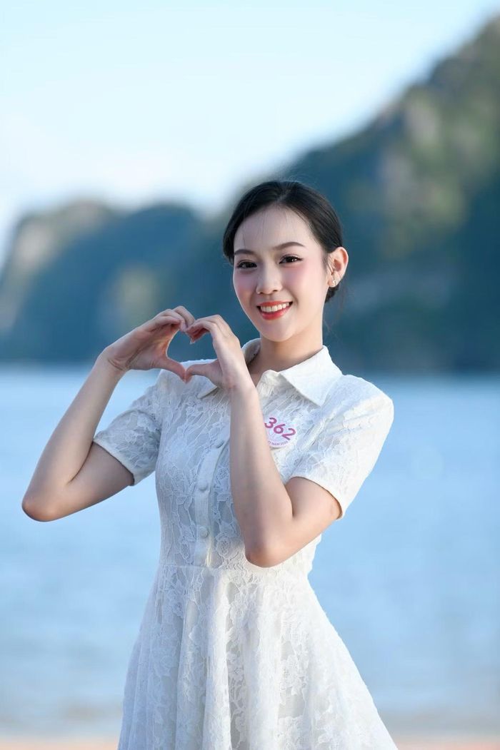 Văn Hà Phương Nhi, Nguyễn Yến Trang hào hứng vì có dịp tham gia hoạt động thực tế, trải nghiệm đời sống của người dân vùng biển. Sáng 26/9, các cô gái được đi cào ngao, dọn sạch bờ biển.