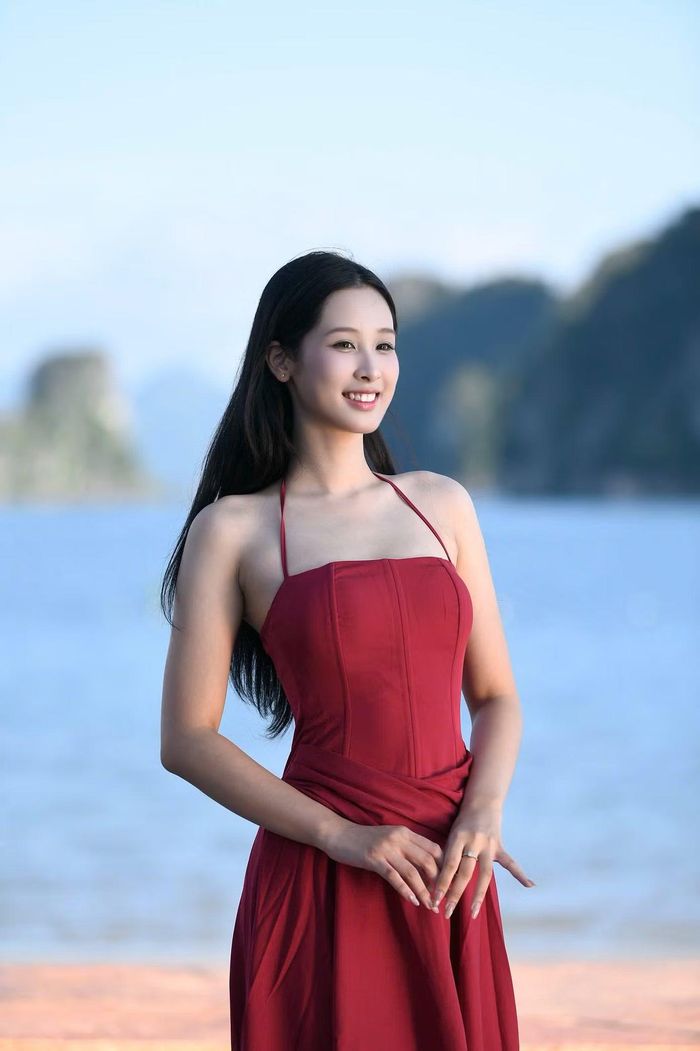 Đến từ Hải Phòng, Bùi Mai Linh đã quen thuộc với khung cảnh biển. Tuy nhiên, Vân Đồn là điểm đến mà cô từng mong muốn được tham quan, trải nghiệm. "Tôi hào hứng trải nghiệm các sản phẩm du lịch gắn với nghề biển và nhịp sống thường ngày của cộng đồng cư dân ven biển", cô nói.