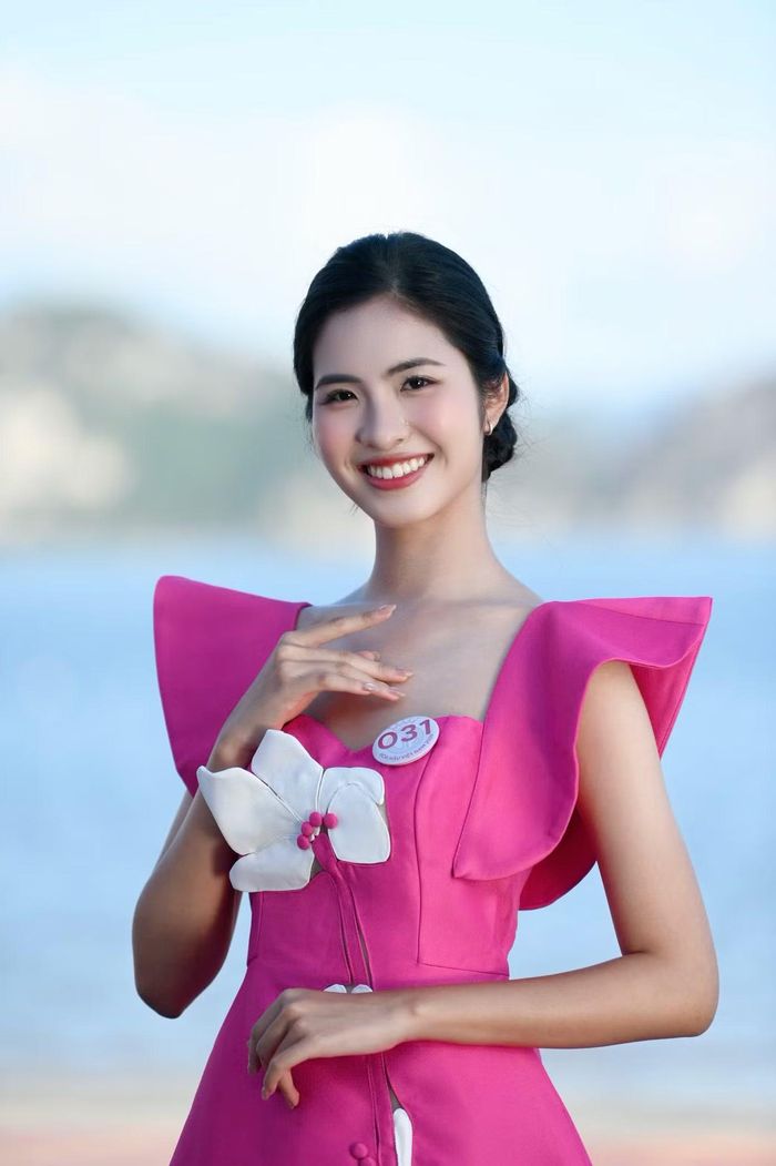 Lê Phương Nghi cho biết khi nghĩ tới Quảng Ninh, cô ấn tượng nhất là Vịnh Hạ Long. Tuy nhiên, cảnh sắc Vân Đồn mang tới cho cô trải nghiệm khác. "Không gian nơi đây hùng vĩ không kém vịnh Hạ Long. Tuy nhiên, tôi cảm nhận được không khí thoải mái, yên bình", cô chia sẻ.