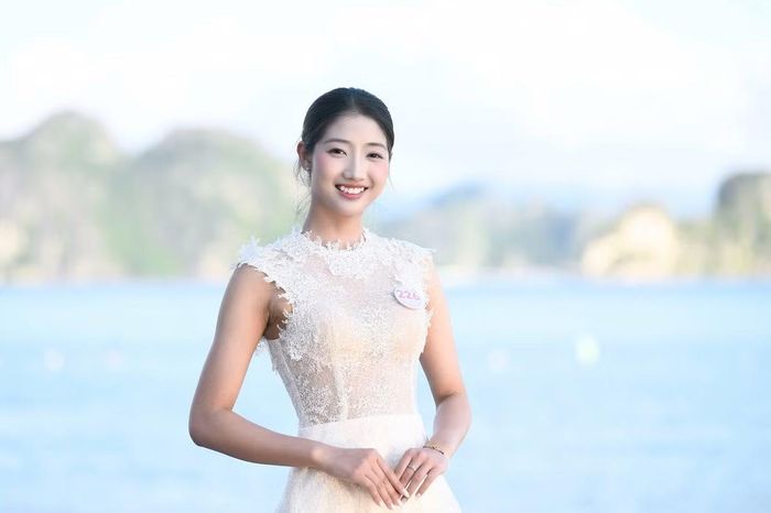 Nguyễn Thị Kim Châu, Ngô Thị Mai Hoa ghi lại những khung hình với cảnh biển hùng vĩ của Vân Đồn.