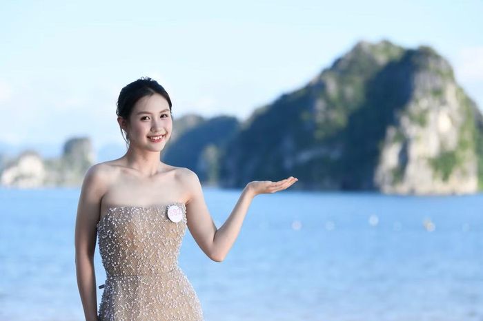 Cô gái Đồng Tháp Nguyễn Thái Anh Thư bất ngờ với vẻ hùng vĩ của Vân Đồn. "Là người yêu thích biển, tôi rất vui vì trong hành trình tham gia Hoa hậu Việt Nam được trải nghiệm nhiều khung cảnh khác nhau từ Hải Phòng đến Quảng Ninh", cô chia sẻ.