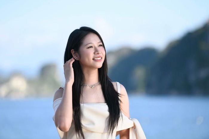 Tống Khánh Ly lại cho biết khung cảnh thoáng đãng, không khí mát mẻ của biển Vân Đồn giúp cô tạm gác lại những áp lực trước đêm Chung khảo.