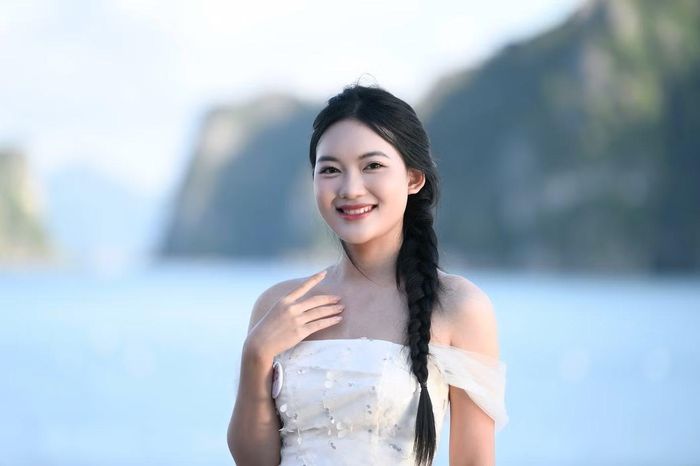 Nguyễn Thị Thảo và Nguyễn Thị Sen là hai cô gái đồng hương Nghệ An. Trong hành trình Hoa hậu Việt Nam, họ thích thú khi được trải nghiệm vẻ đẹp hùng vĩ của biển đảo quê hương. "Vẻ đẹp của Vân Đồn gợi nhắc cho tôi đến khung cảnh của vịnh Lan Hạ. Sau những chuyến đi, tôi càng thêm ấn tượng và yêu thích biển đảo quê hương", Nguyễn Thị Sen cho biết.