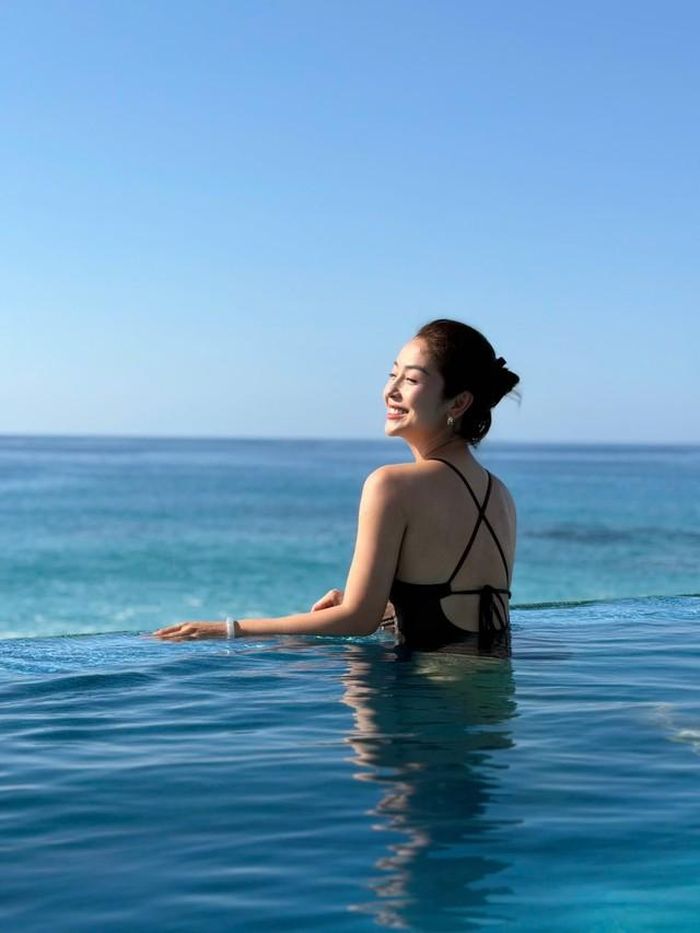 Bên cạnh ăn uống, Jennifer Phạm duy trì các bài tập nhảy và tập kháng lực. Việc kết hợp nhiều hình thức vận động giúp cô vừa duy trì vóc dáng, vừa tạo sự linh hoạt và săn chắc cho cơ thể.