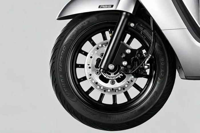 Một trong những điểm đáng chú ý trên Kymco KR125 2027 là hệ thống an toàn tương đối đầy đủ so với một mẫu xe tay ga 125cc.