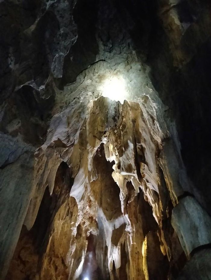 Bên trong hang còn khá nguyên sơ, có nhiều khối nhũ đá với hình dạng khác nhau, tạo nên cảnh quan đặc biệt. Ảnh:BQLRTD.