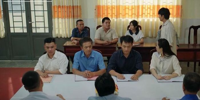 Tại cuộc họp ở xã, nhiều ý kiến cho rằng Chơn đang cản trở sự phát triển của người dân Bình Hòa. Ảnh VTV