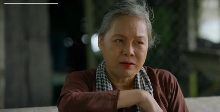 Bà Tư Mót cảm phục trước hành động của Chơn. Ảnh VTV