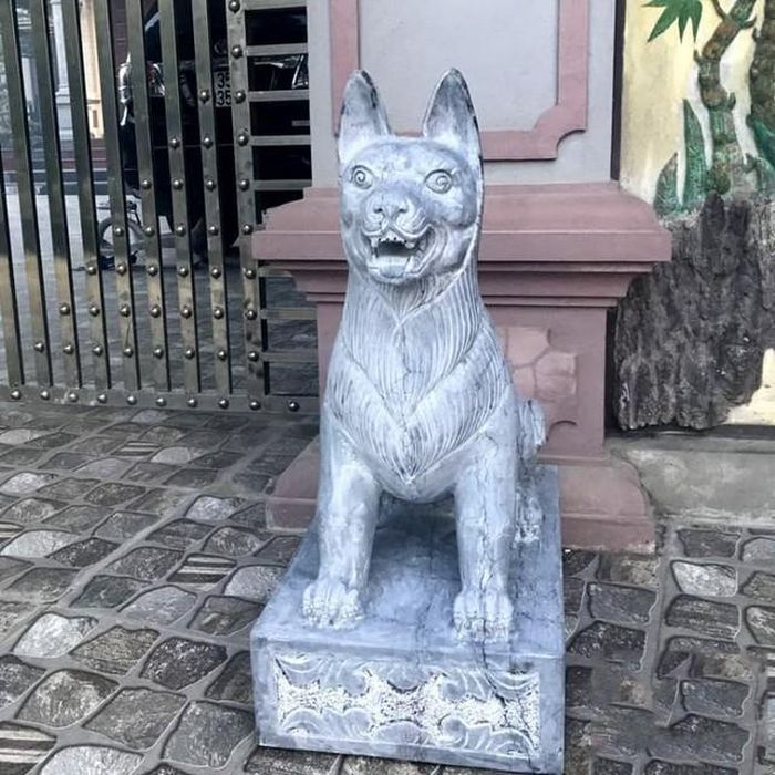 Tượng chó: Biểu tượng của sự trung thành và cảnh giác, giúp giữ gìn bình an, bảo vệ gia đình khỏi năng lượng tiêu cực từ bên ngoài.