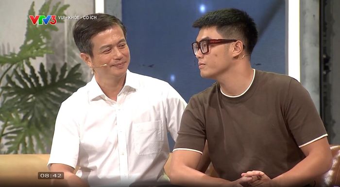 NSƯT Bá Anh xúc động trước những lời chia sẻ của con trai. Ảnh VTV