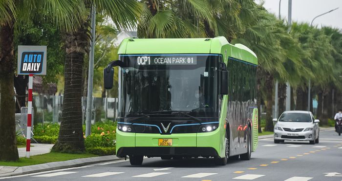 Ngày 30/9, UBND TP Hà Nội vừa chính thức thống nhất chủ trương nghiên cứu chuyển đổi tuyến xe buýt điện liên tỉnh Bến xe Gia Lâm - Bến xe Hưng Yên từ hình thức "không trợ giá" sang "có trợ giá" nhằm đẩy mạnh phát triển giao thông xanh và liên kết vùng Thủ đô.