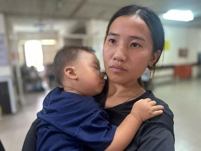 Ở viện vừa chăm sóc con, chị Xúa vừa lo lắng khi không biết lo tiền điều trị ở đâu cho chồng nên cầu xin sự trợ giúp của cộng đồng.