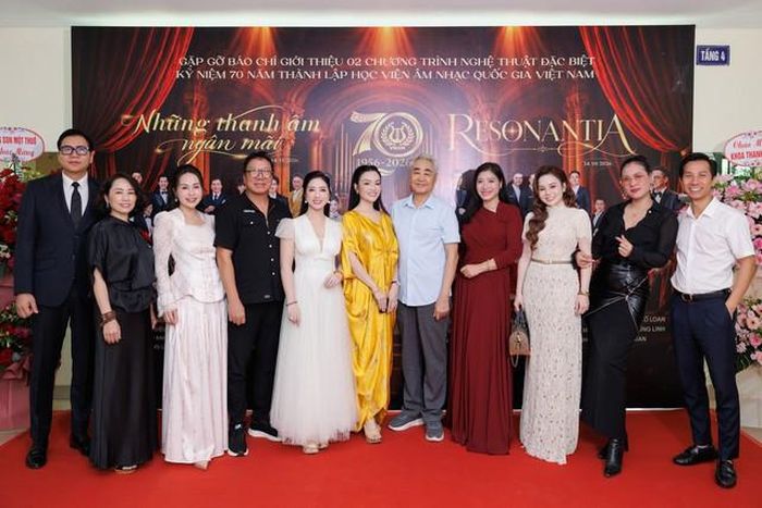 Hình ảnh NSND Quang Thọ chụp ảnh kỉ niệm cùng NSƯT Tân Nhàn - trưởng khoa Thanh nhạc (Học viện Âm nhạc Quốc gia) và các nghệ sĩ khác.