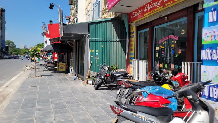 Chị Giang, vợ anh Dũng cho biết: "Hoạt động kinh doanh giờ chỉ cầm cự được vào buổi sáng sớm và sau khi mặt trời lặn hẳn cho đến đêm muộn. Mất nguyên buổi chiều không bán buôn được gì, vợ chồng tôi đành phải cắn răng thức khuya, kéo dài thêm thời gian phục vụ vào ban đêm để bù lại khoảng thời gian bị ‘đóng băng’ vì nắng gắt".