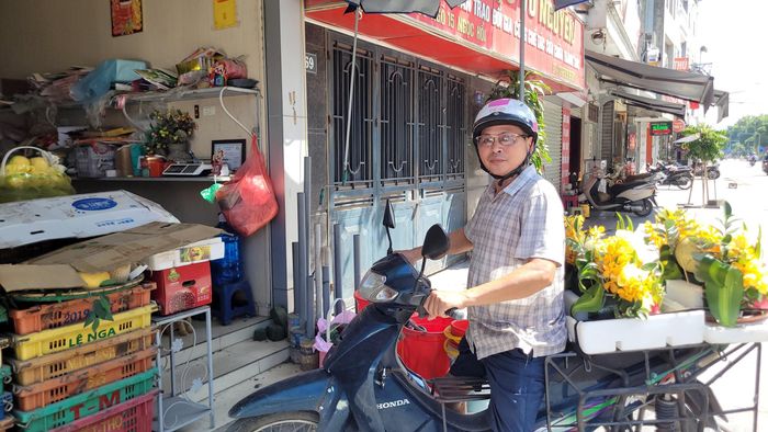 Cũng theo anh Dũng, hướng nắng chiếu thẳng vào nhà vào mỗi buổi chiều khiến cửa hàng gần như tê liệt, khách nhìn vào chỉ thấy bìa carton phủ kín nên ngại dừng xe ghé mua.