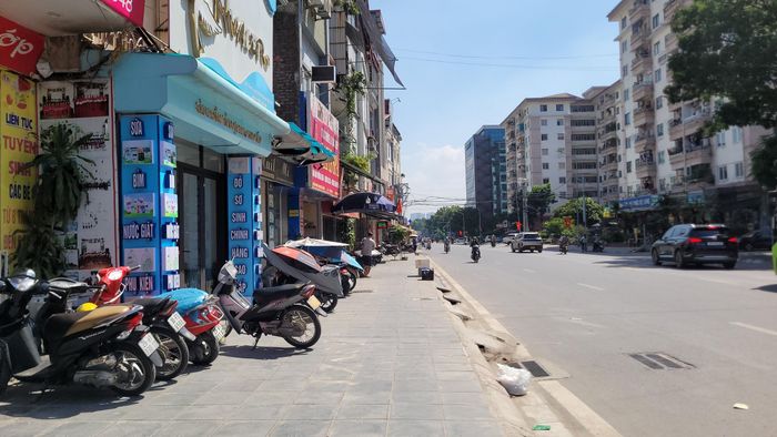 Anh Dũng cho biết, bản thân từng báo cáo với tổ dân phố về ý định xin tự bỏ kinh phí để trồng lại cây xanh trước cửa hàng nhằm che chắn bớt ánh nắng. 