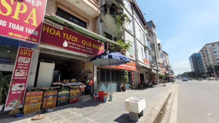 Ngày 30/9, phóng viên có mặt tại cửa hàng trái cây Hương Giang (số 76 phố Bùi Huy Đáp, phường Yên Sở, Hà Nội) trong điều kiện thời tiết nắng ráo, hình ảnh đập vào mắt người đi đường không phải là các sạp hoa quả tươi ngon bắt mắt, mà là những kệ hàng phủ kín bởi các tấm bìa carton lớn nhỏ.