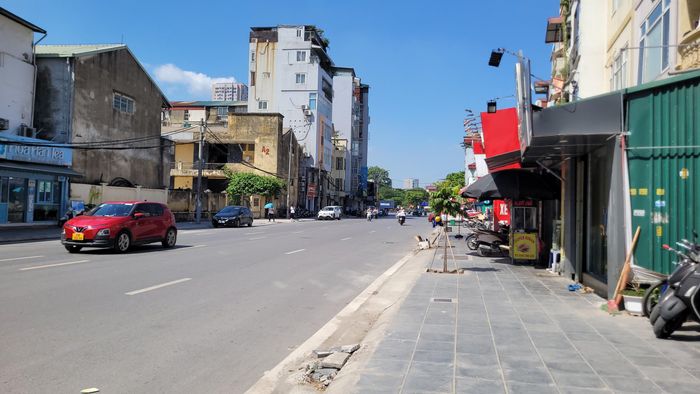 Hơn 9 tháng trôi qua kể từ ngày công trình hoàn thành, người dân ngày ngày ngóng trông nhưng bóng dáng một hàng cây thay thế vẫn bặt vô âm tín.
