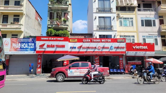 Không chỉ riêng nhà chị Giang, nhiều hộ kinh doanh và người dân mặt phố Bùi Huy Đáp đều chịu chung cảnh ngột ngạt. Bức xạ nhiệt từ mặt đường nhựa phả thẳng vào nhà, biến những căn nhà mặt phố thành những "lò hấp" mỗi buổi trưa chiều.