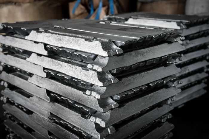 Các thỏi nhôm nguyên liệu sau khi cô đúc được xếp thành từng chồng lớn bên trong một xưởng sản xuất ở Bình Yên.