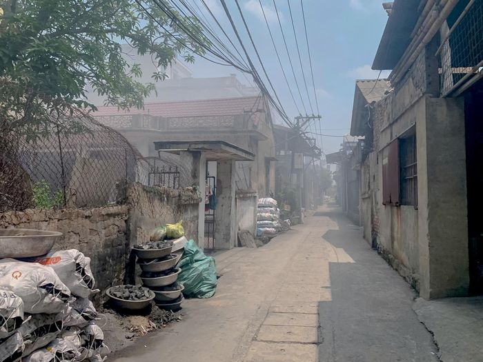 Khói bụi và mùi đặc trưng bao trùm các ngõ ngách trong các xưởng tái chế nhôm, ảnh hưởng đến môi trường sống của người dân địa phương suốt nhiều năm qua.