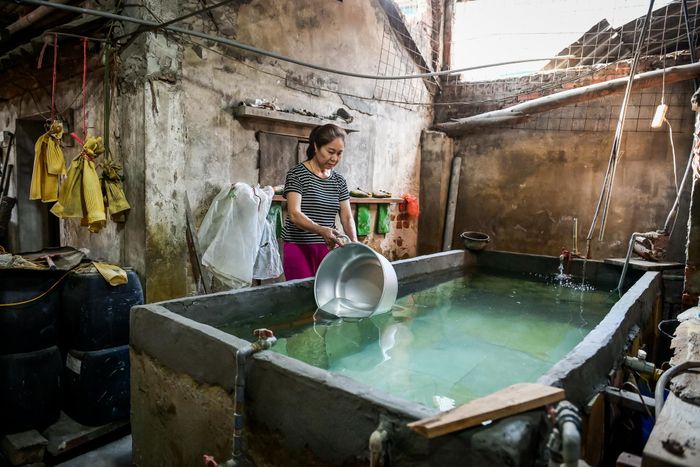 Sau thời gian dài chịu tác động bởi ô nhiễm, nhiều hộ dân hiện đã xây dựng bể lắng để xử lý nước thải trước khi xả ra môi trường.