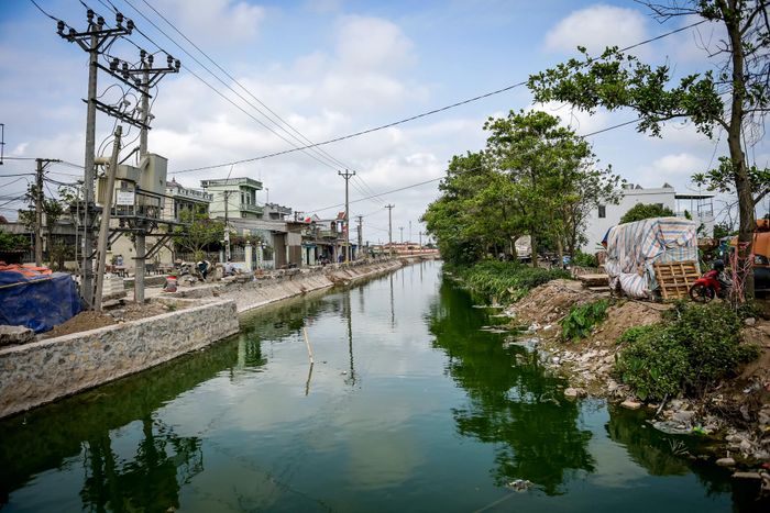 Để khắc phục tình trạng này, Nghị quyết Đảng ủy xã Nam Ninh giai đoạn 2025 – 2030 đã đề ra lộ trình xử lý triệt để. Ngay trong năm 2026, địa phương triển khai dự án cải tạo tuyến đường chính, nạo vét và khơi thông cống rãnh quanh thôn. Song song đó, chính quyền yêu cầu các hộ sản xuất ký cam kết cải tiến công nghệ, lắp đặt hệ thống lọc bụi và xử lý nước thải. Mục tiêu đến năm 2030 sẽ di dời các cơ sở gây ô nhiễm vào Cụm công nghiệp, quyết tâm giải quyết dứt điểm ô nhiễm từ gốc.