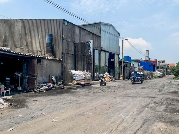 Các khu xưởng, kho bãi tập kết nguyên liệu và sản phẩm nhôm nằm trải dài dọc tuyến đường giao thông nội thôn.