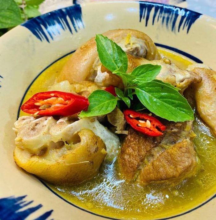 4. Thưởng thức: Múc giả cầy ra bát, rắc thêm chút tiêu. Giả cầy ngả màu nâu vàng óng hấp dẫn, khi ăn bên ngoài bì giòn sần sật mà bên trong thịt mềm, nước sóng sánh vàng rượi, đượm mùi thơm của mắm tôm, riềng mẻ rất cuốn vị.