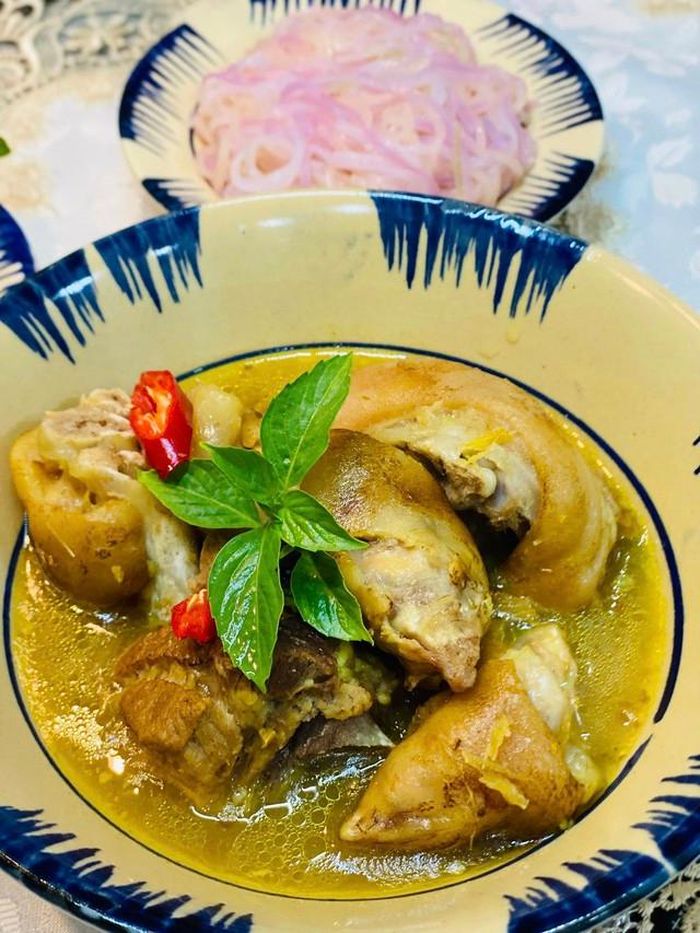 Món giả cày này ăn kèm với bún tươi, rau sống, chấm thêm tí mắm tôm pha chanh ớt nữa thì… chuẩn bài, nhất là trong những ngày mưa mát.