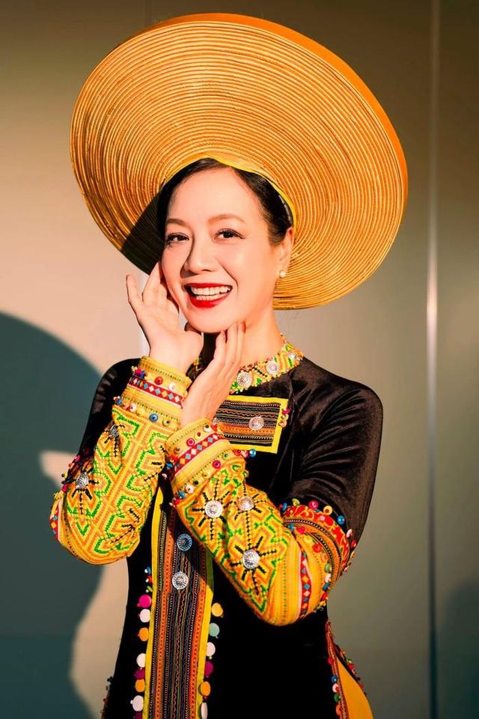 NSƯT Chiều Xuân đắm say với nghề dù ở tuổi hưu.