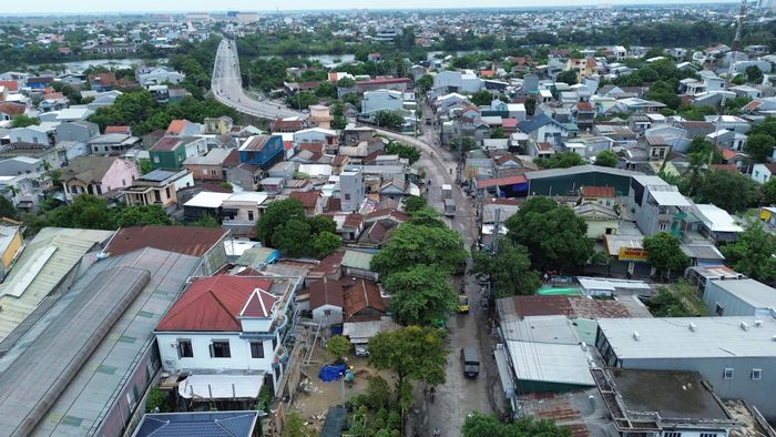 Đoạn từ đường Ngô Kha đến cầu chợ Dinh đang vướng mặt bằng khiến dự án dự kiến hoàn thành vào 30/4/2027. Ảnh: PV.