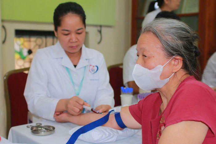 Việc chỉ định xét nghiệm trong khám sức khoẻ định kỳ miễn phí cho người dân được thực hiện căn cứ tình trạng sức khỏe, kết quả thăm khám và yêu cầu chuyên môn đối với từng người dân. Ảnh: Đỗ Tá