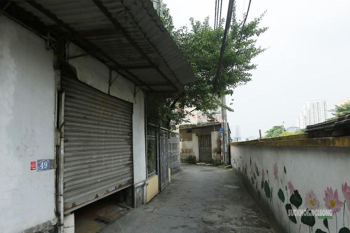 Lối dân sinh chạy dọc hành lang đường sắt. Ảnh: T.Anh