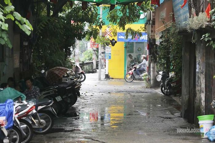 Ngõ nhỏ trong khu dân cư Định Công nằm trong phạm vi dự án. Ảnh: T.Anh