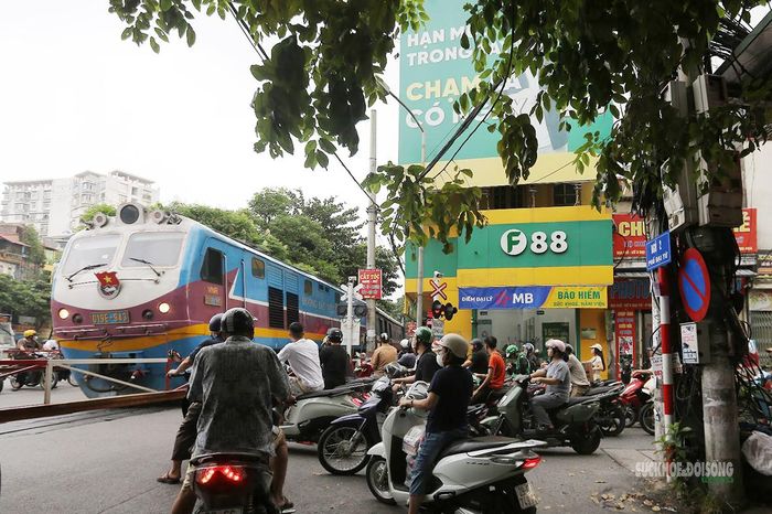 Tàu hỏa qua nút giao phố Đại Từ - đường Giải Phóng vào giờ cao điểm. Ảnh: T.Anh