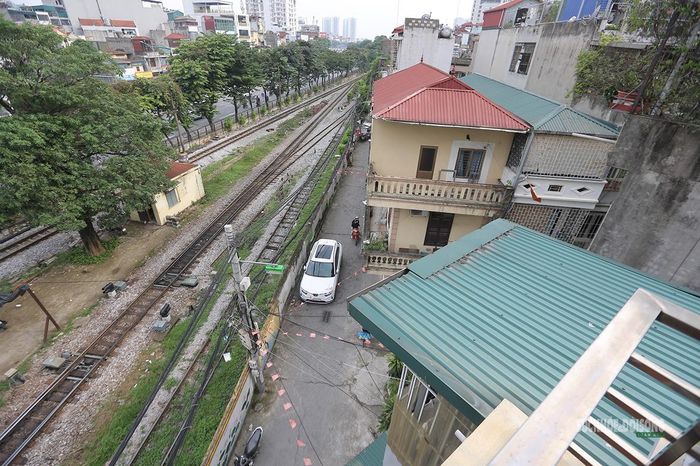 Nhà dân nằm sát đường sắt. Ảnh: T.Anh